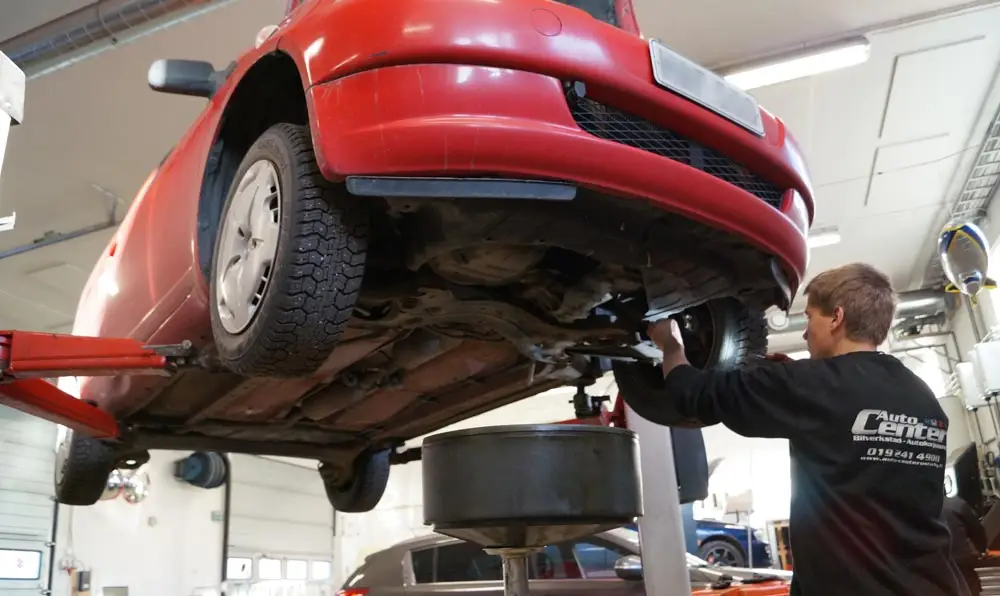 En reparatör utför bilservice