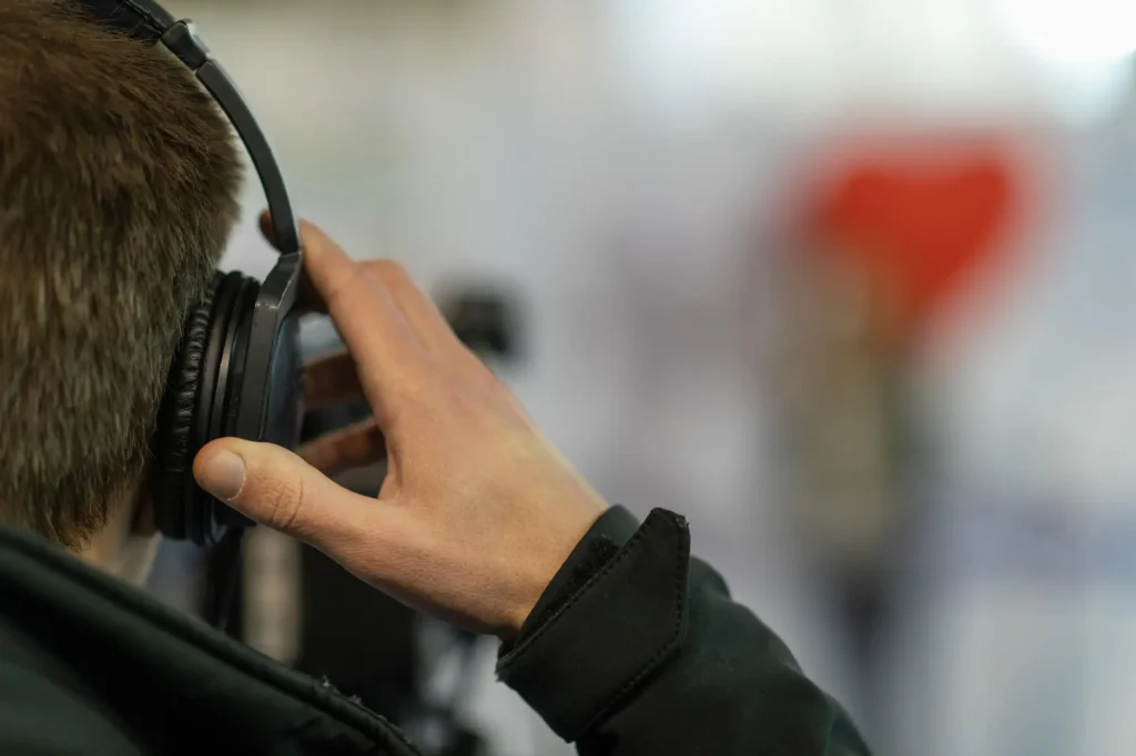 En person bär ett headset